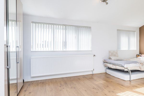 Foto - Verkocht onder voorbehoud: Verrassend ruime en instapklare gezinswoning met diepe zonnige tuin in Hoensbroek
